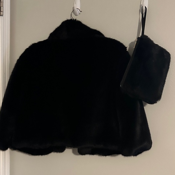 Black Faux Fur Cape with matching Wristlet - Picture 4 of 4